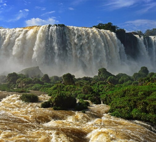 Helikopterrel vagy csónakkal az Iguazú-vízeséshez